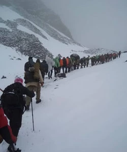 group of trekkers walking towards jan ki chatti
